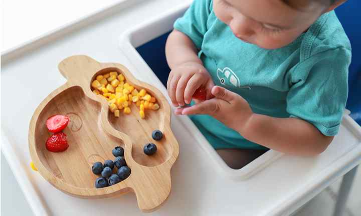 Once you have chosen the appropriate finger food for your baby and taken the necessary safety precautions, the next step is to serve them so your toddler can enjoy them.